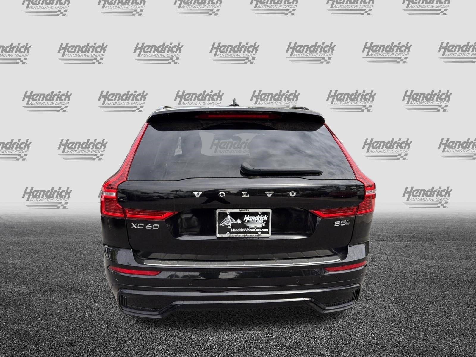 2023 Volvo XC60 Plus Dark Theme photo 6