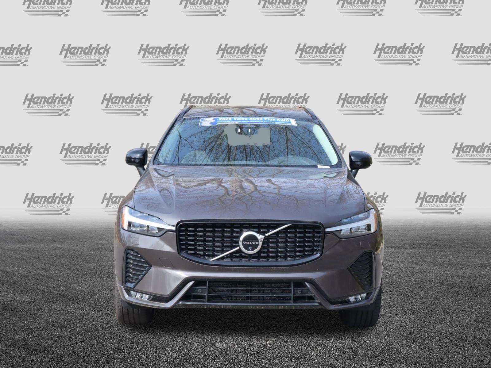 2025 Volvo XC60 Plus photo 2