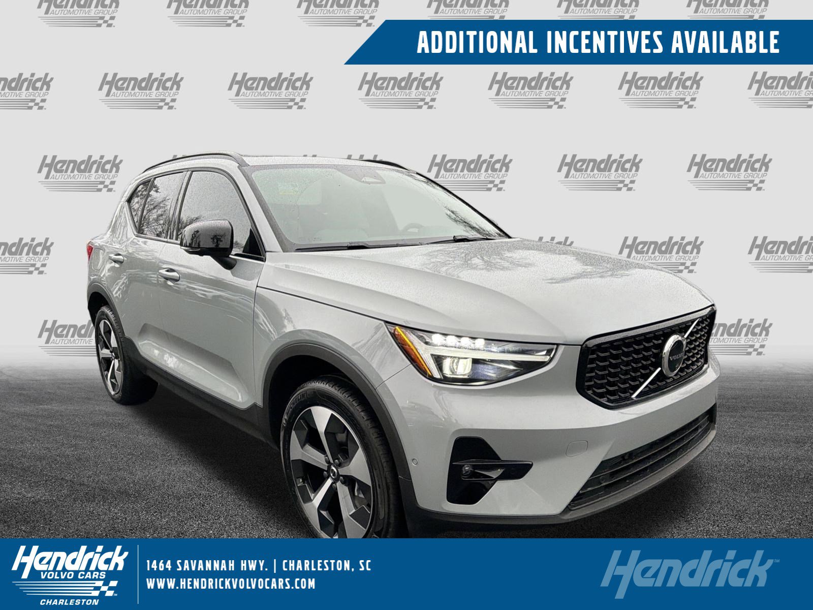 2026 Volvo XC40 B4 Plus Dark FWD's photo