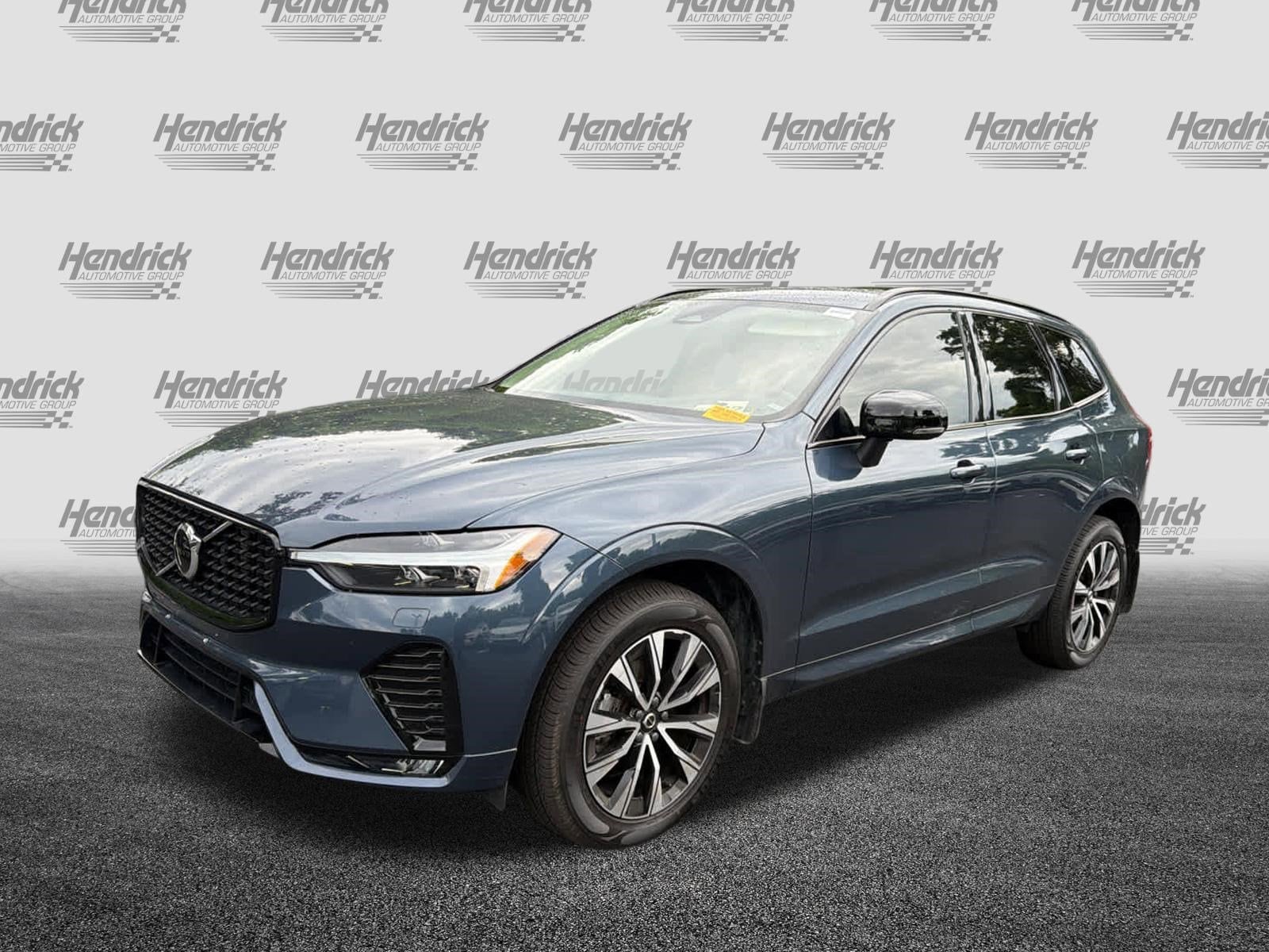 2024 Volvo XC60 Core Dark Theme photo 3