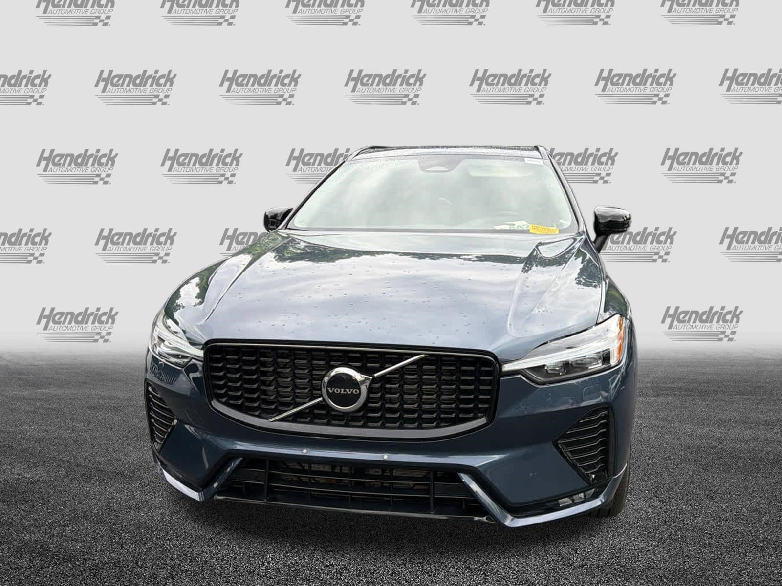 2024 Volvo XC60 Core Dark Theme photo 4