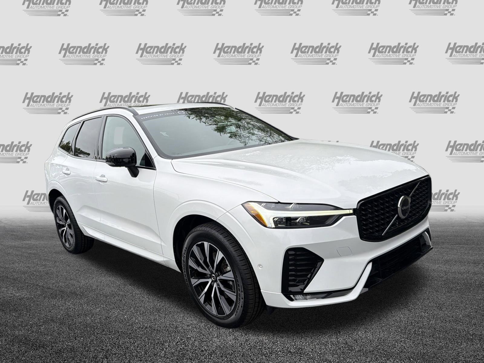 2024 Volvo XC60 Plus Dark Theme photo 5