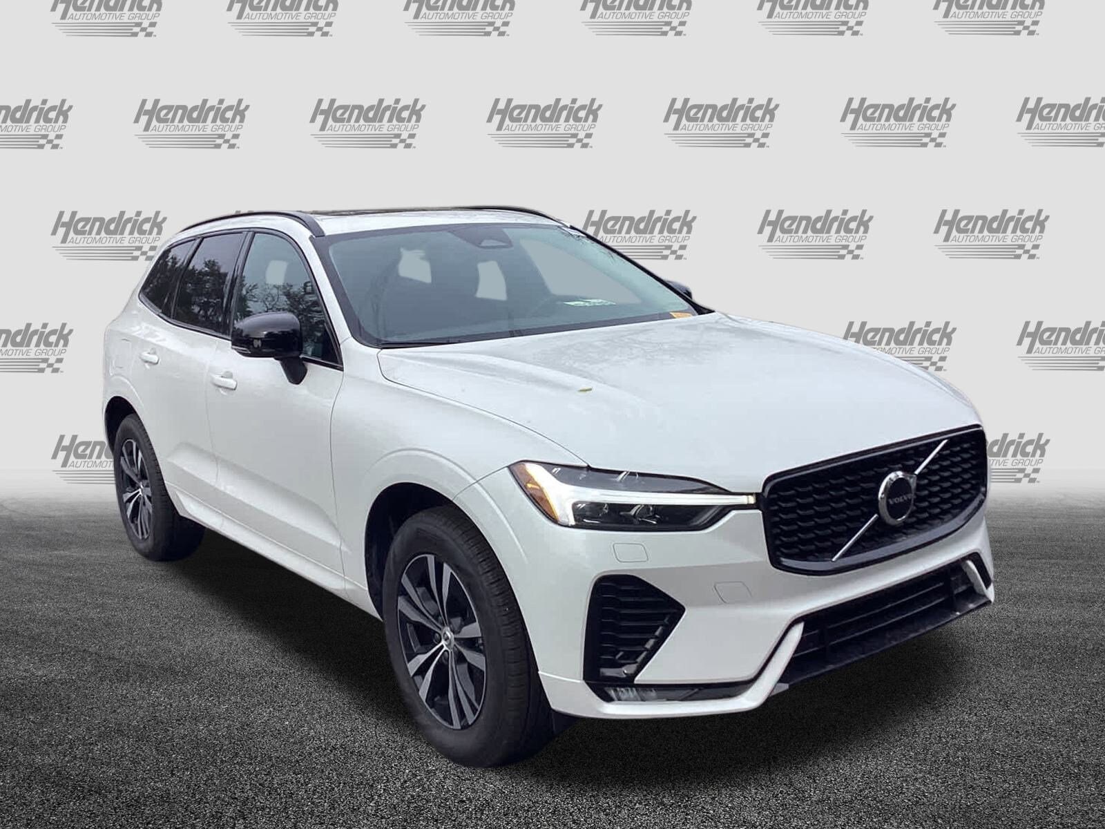 2025 Volvo XC60 Core photo 2