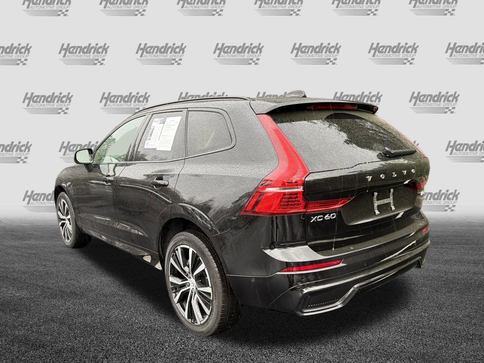 2023 Volvo XC60 Plus Dark Theme photo 3