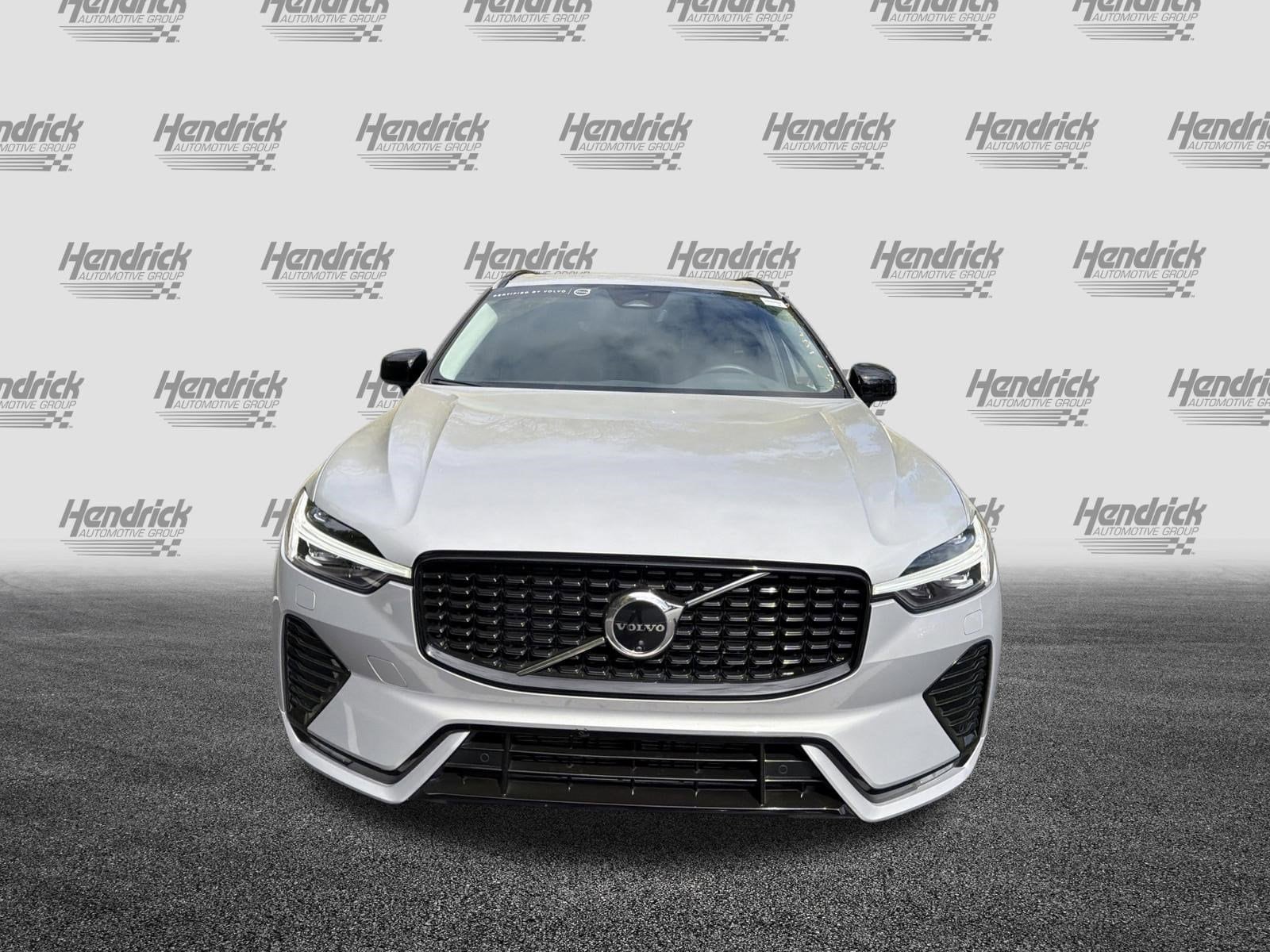 2025 Volvo XC60 Plus photo 2