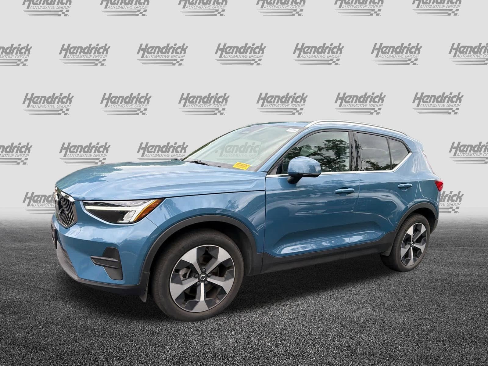 2025 Volvo XC40 Core Bright Theme photo 3