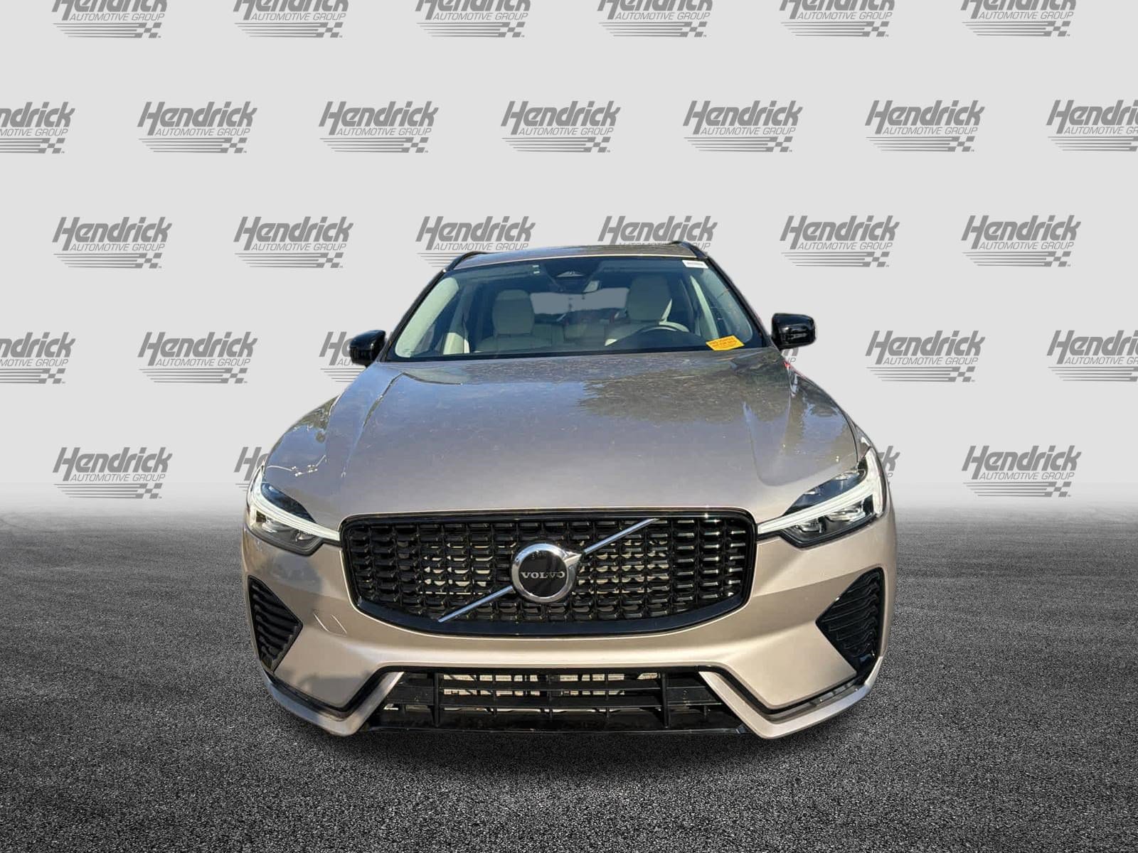 2025 Volvo XC60 Core photo 4