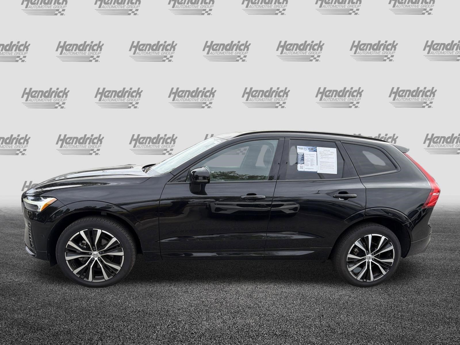 2023 Volvo XC60 Plus Dark Theme photo 3