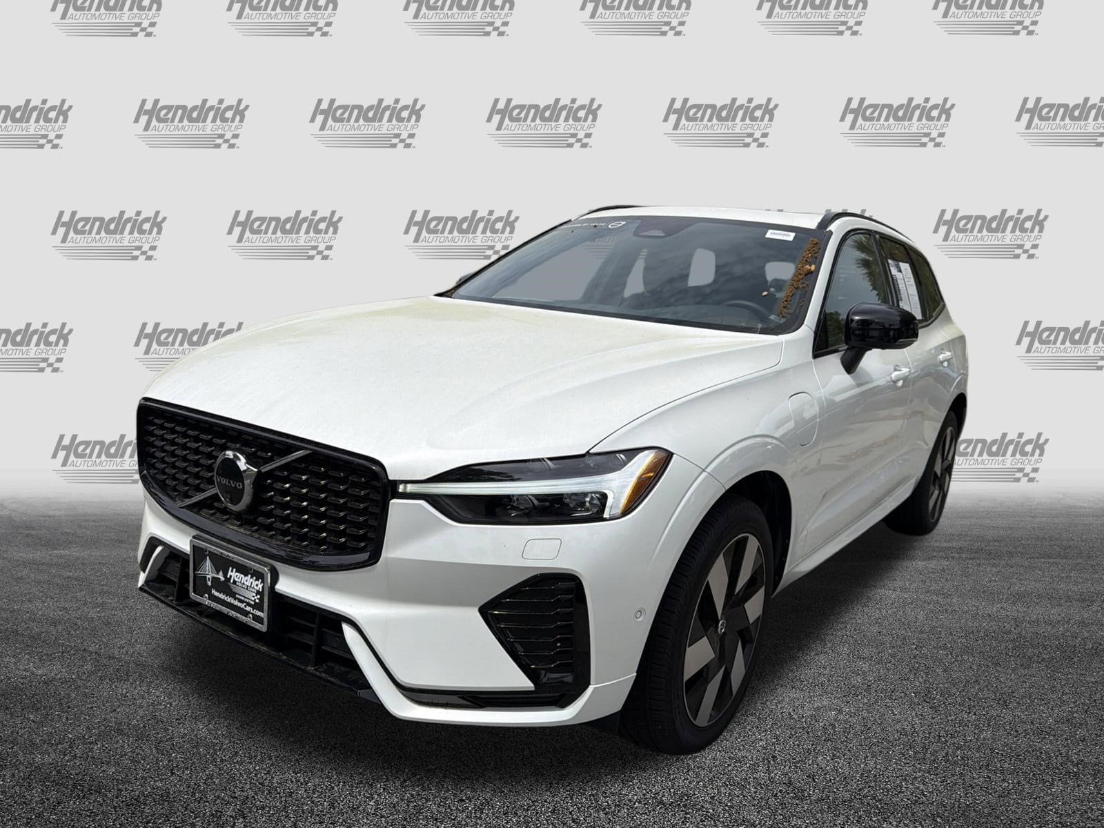 2024 Volvo XC60 Recharge Plug-In Hybrid Plus Dark Theme photo 4