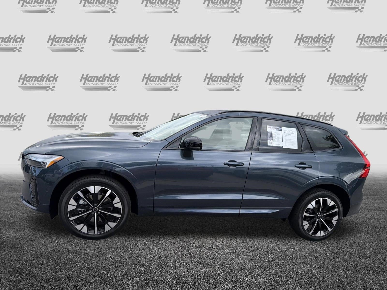 2026 Volvo XC60 Plus photo 5