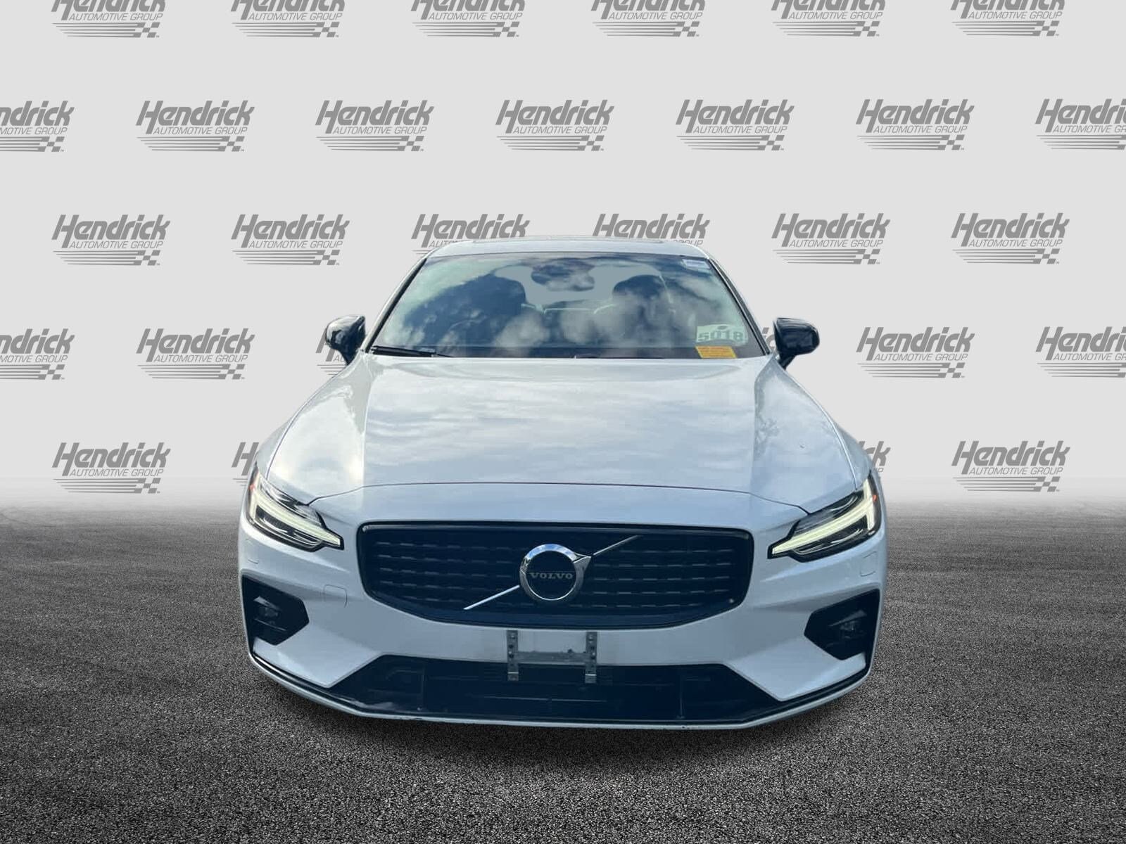 2022 Volvo S60 Inscription R-Design Expression T8 Momentum B5 photo 3