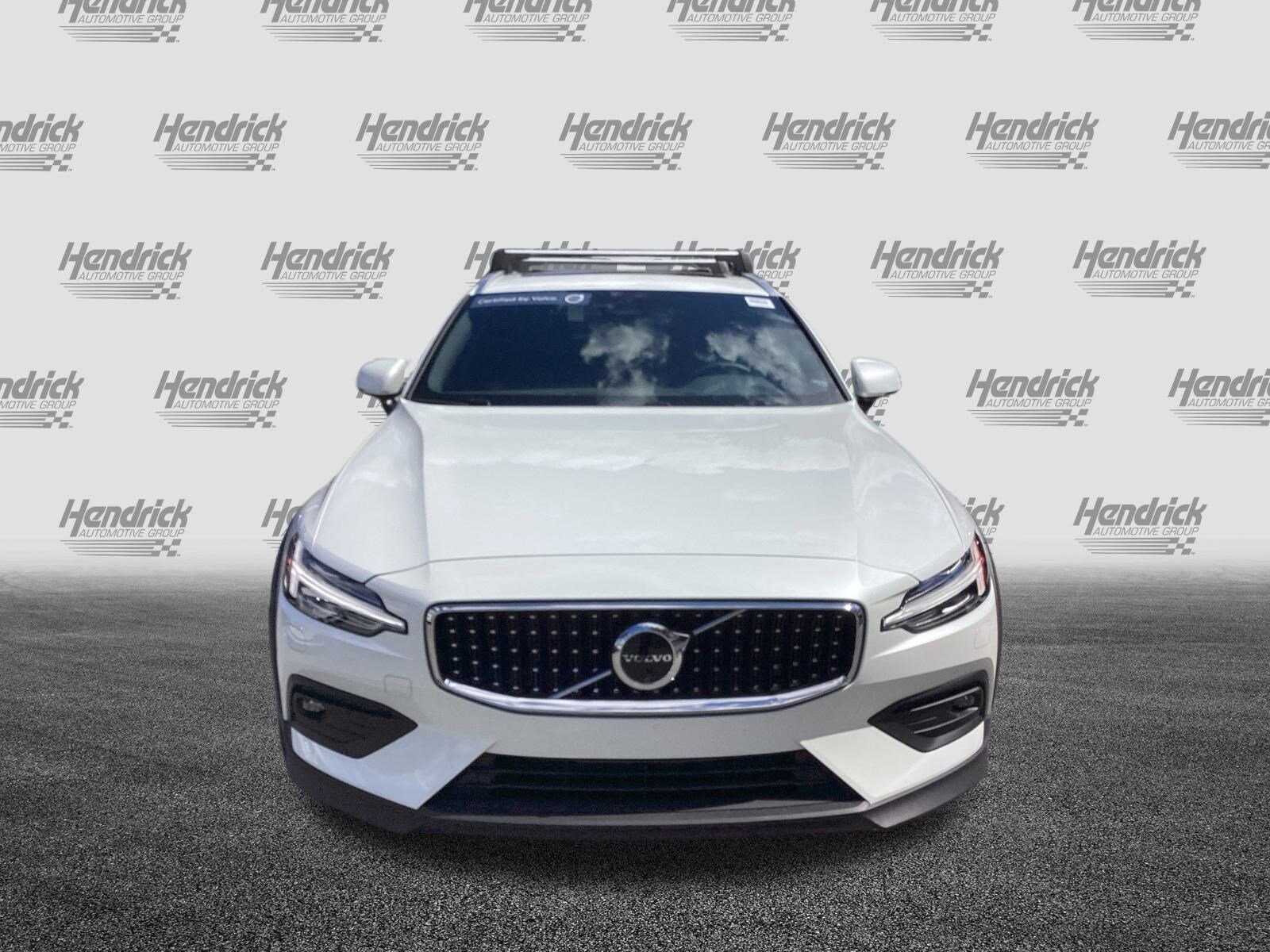 2025 Volvo V60 Cross Country B5 Plus photo 2