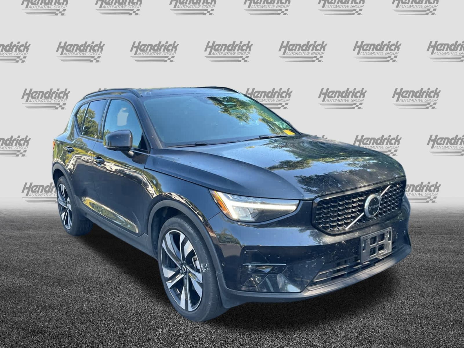 2025 Volvo XC40 Plus photo 2
