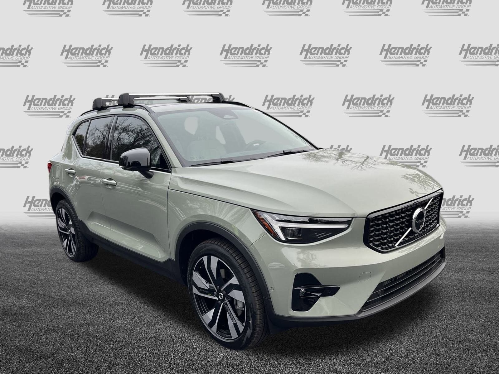 2025 Volvo XC40 photo 2