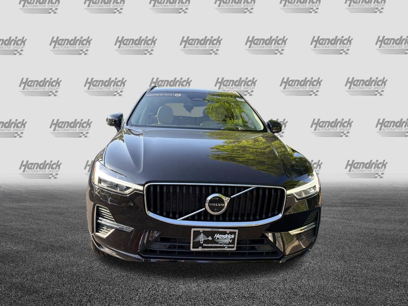 2022 Volvo XC60 Momentum photo 2