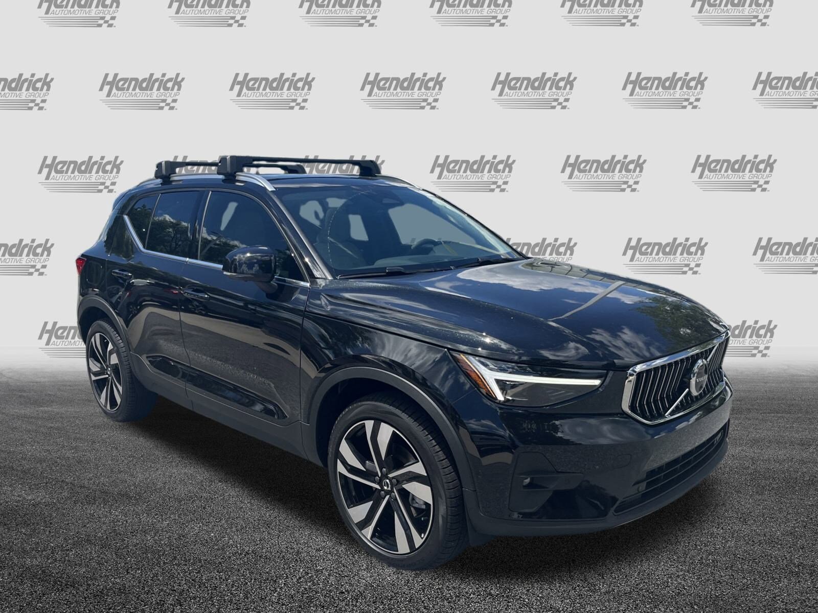 2025 Volvo XC40 photo 2