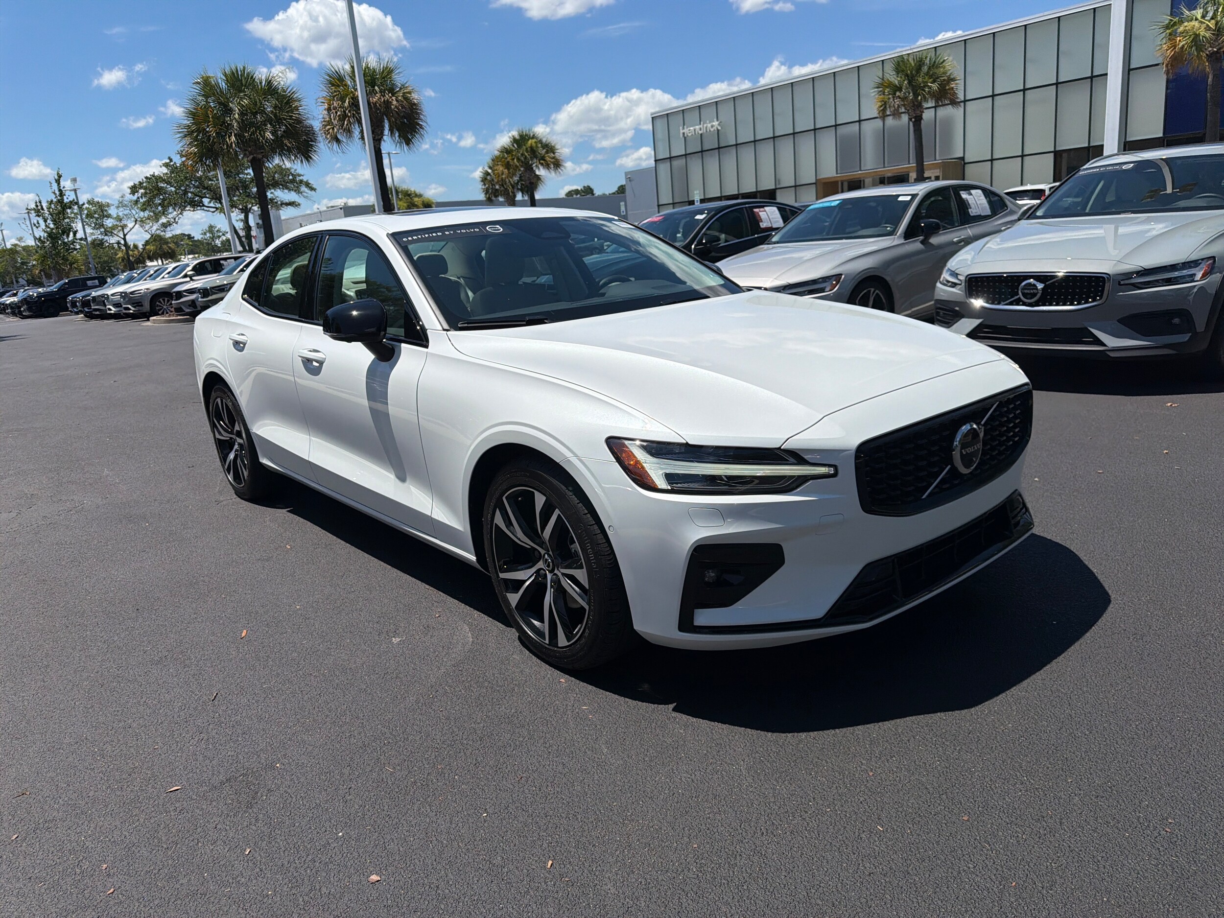 Volvo S60 Plus Dark Theme