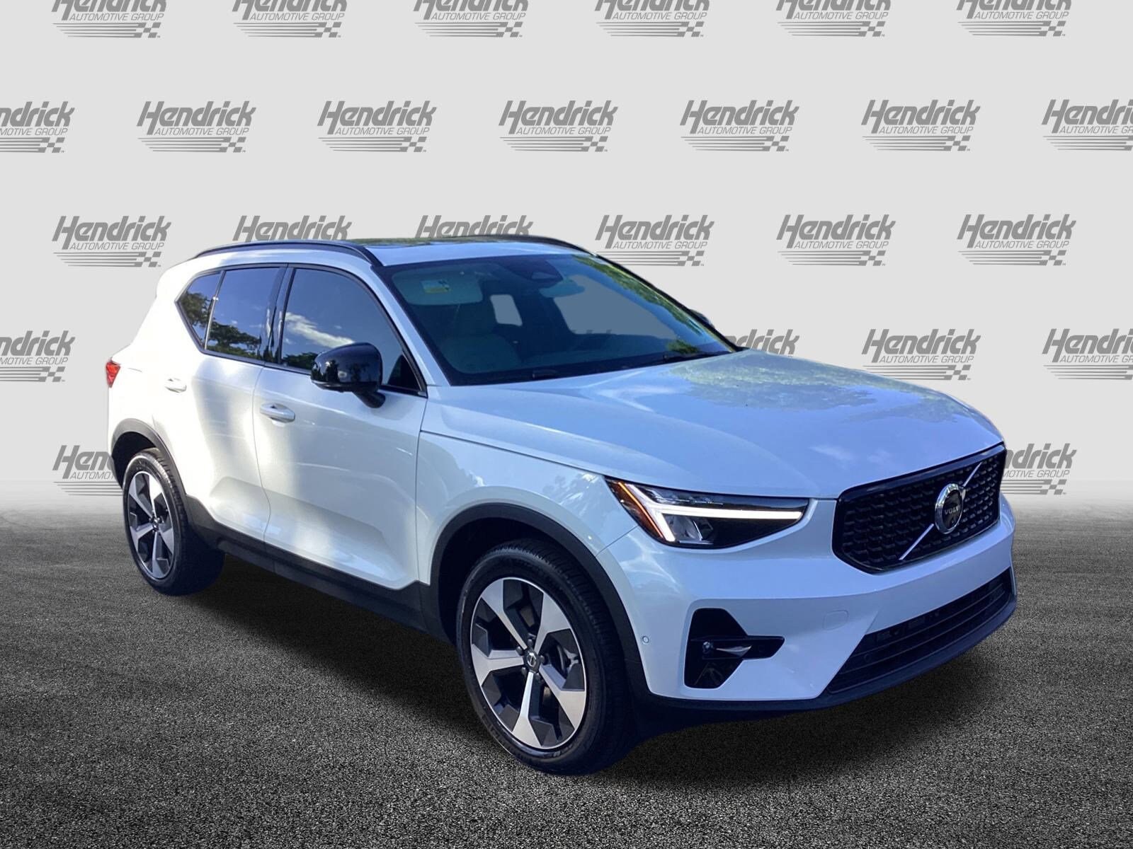 2026 Volvo XC40 AWD Core photo 2