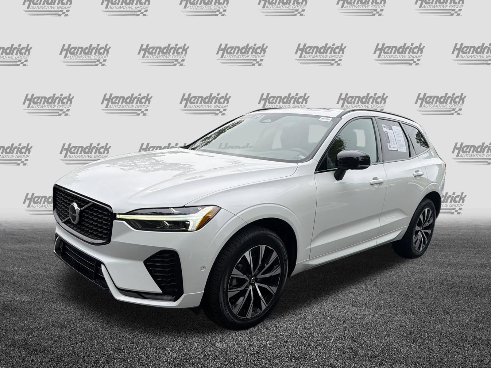 2024 Volvo XC60 Plus Dark Theme photo 4