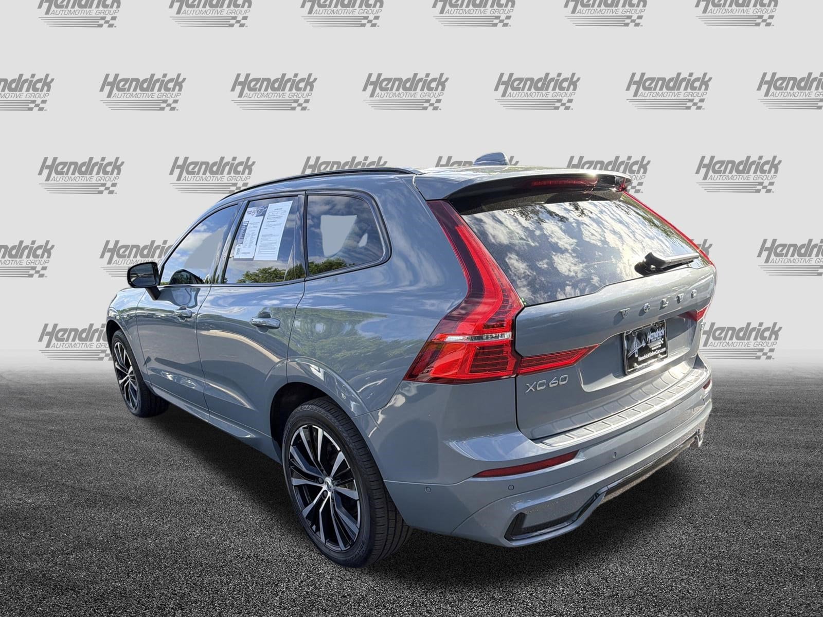 2024 Volvo XC60 Plus Dark Theme photo 3