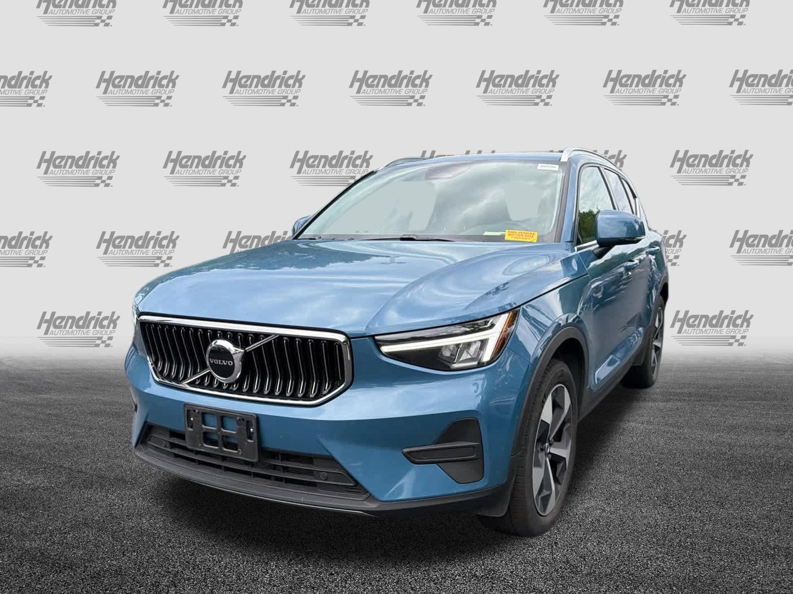 2025 Volvo XC40 Core Bright Theme photo 4