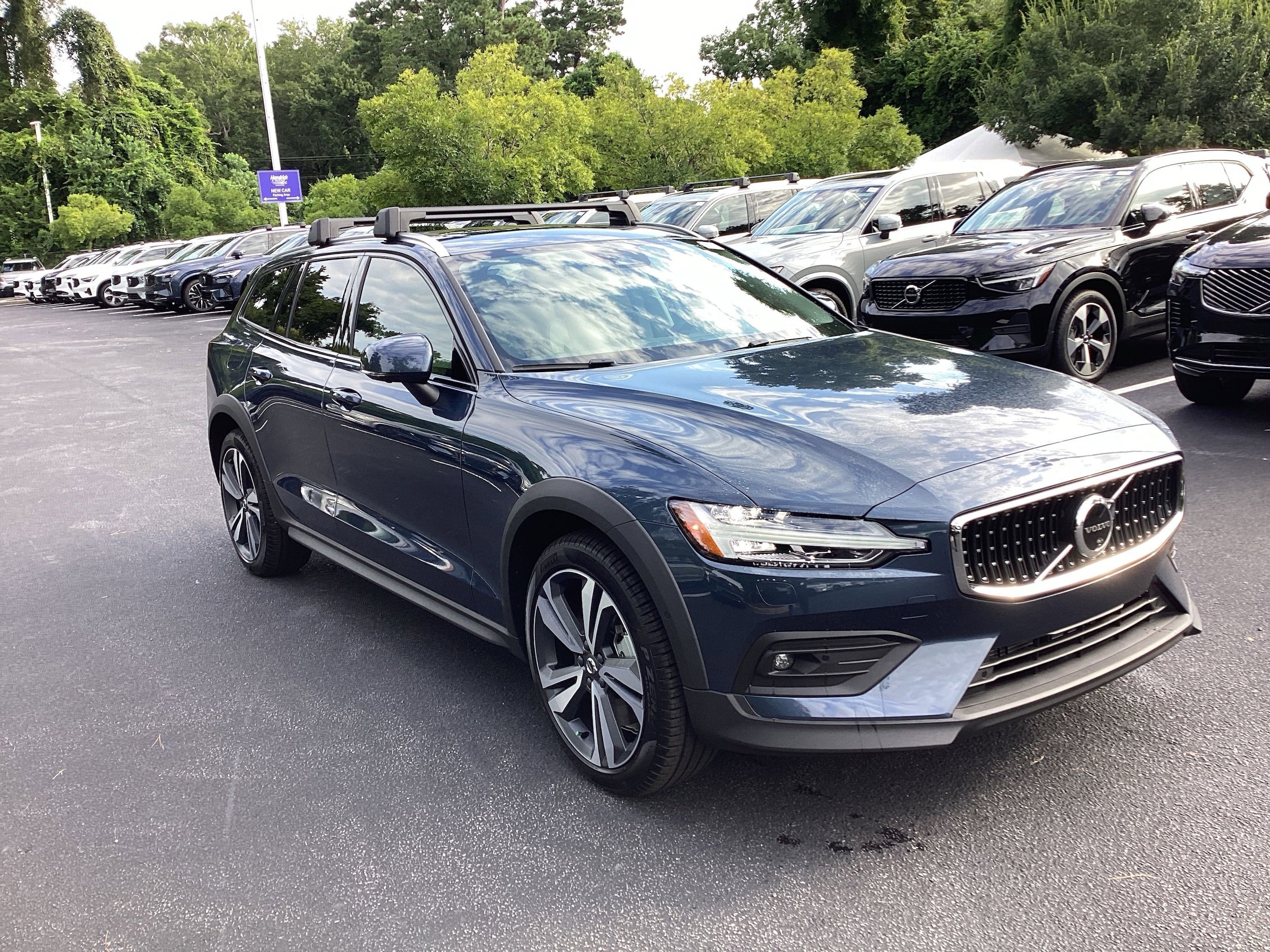 2026 Volvo V60 Cross Country B5 Plus photo 2