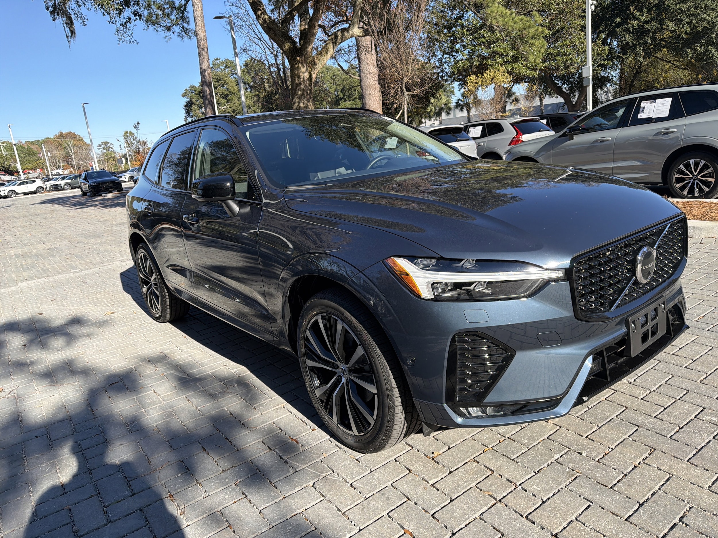 2025 Volvo XC60 Plus's photo