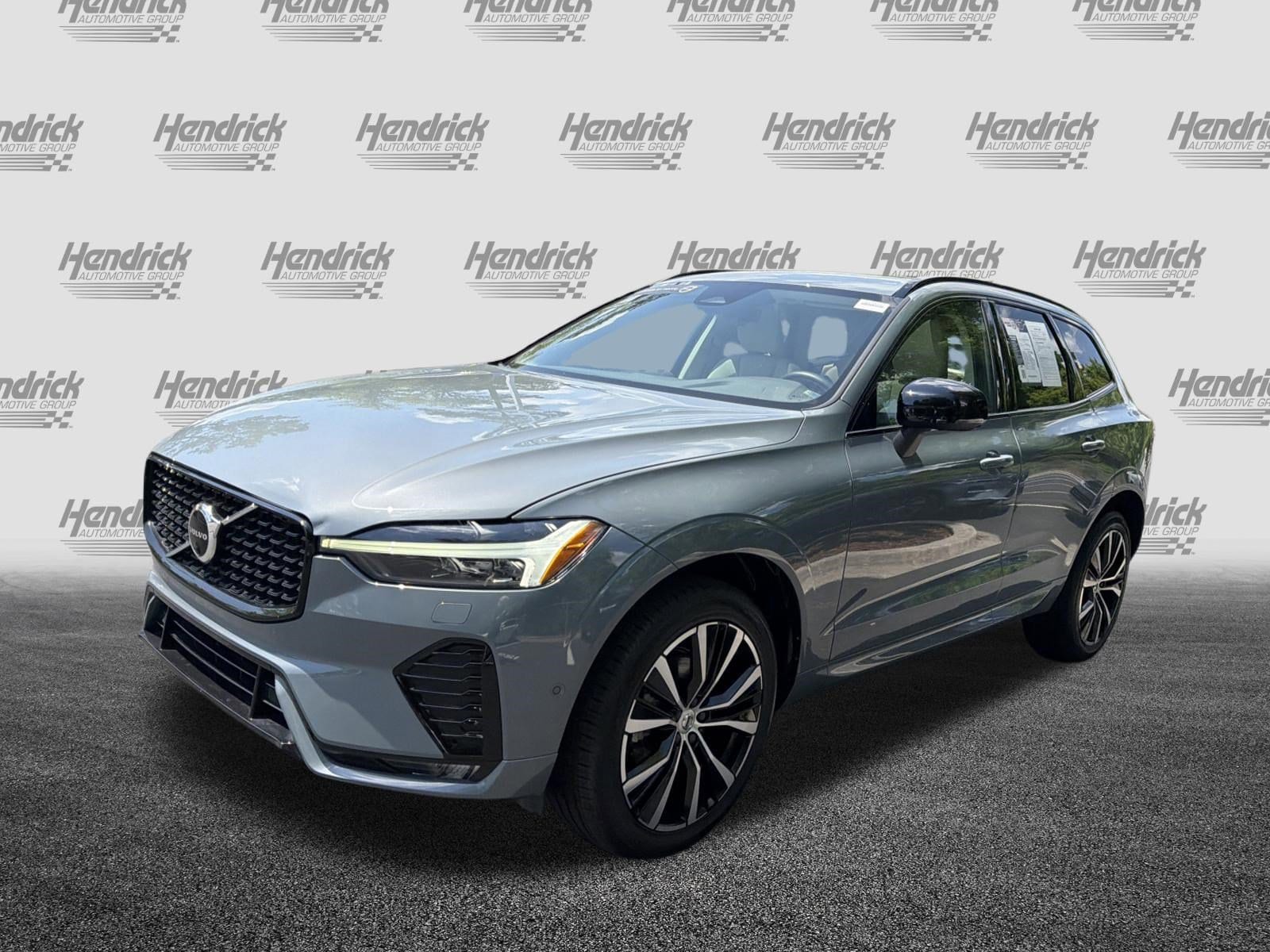 2023 Volvo XC60 Plus Dark Theme photo 4