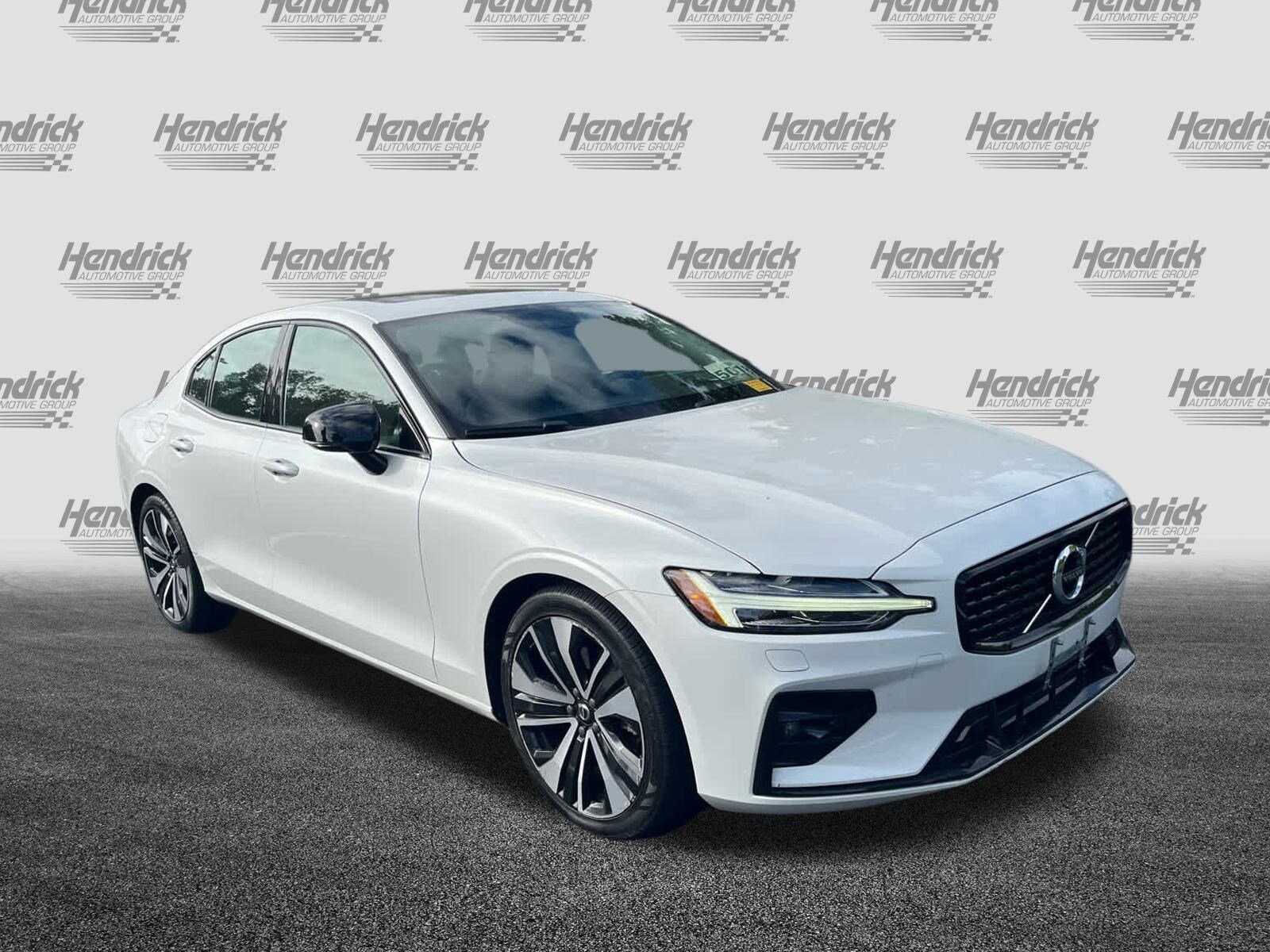 2022 Volvo S60 Inscription R-Design Expression T8 Momentum B5 photo 2