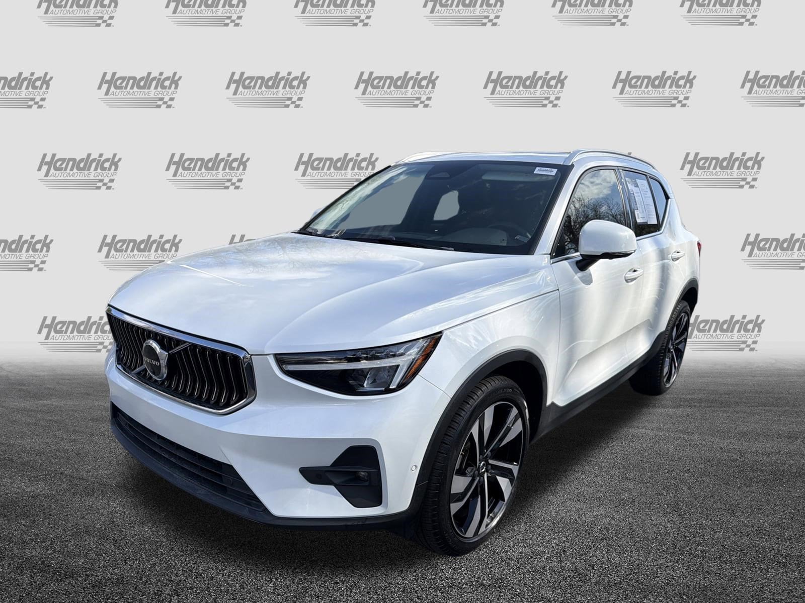2023 Volvo XC40 Plus Bright Theme photo 4