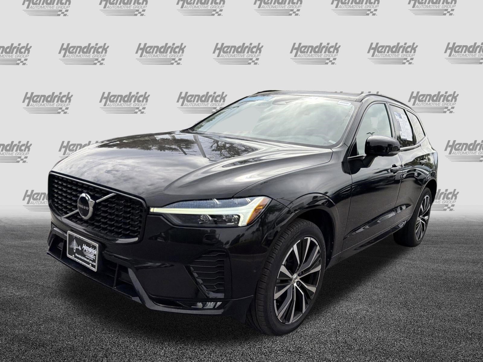2023 Volvo XC60 Plus Dark Theme photo 4