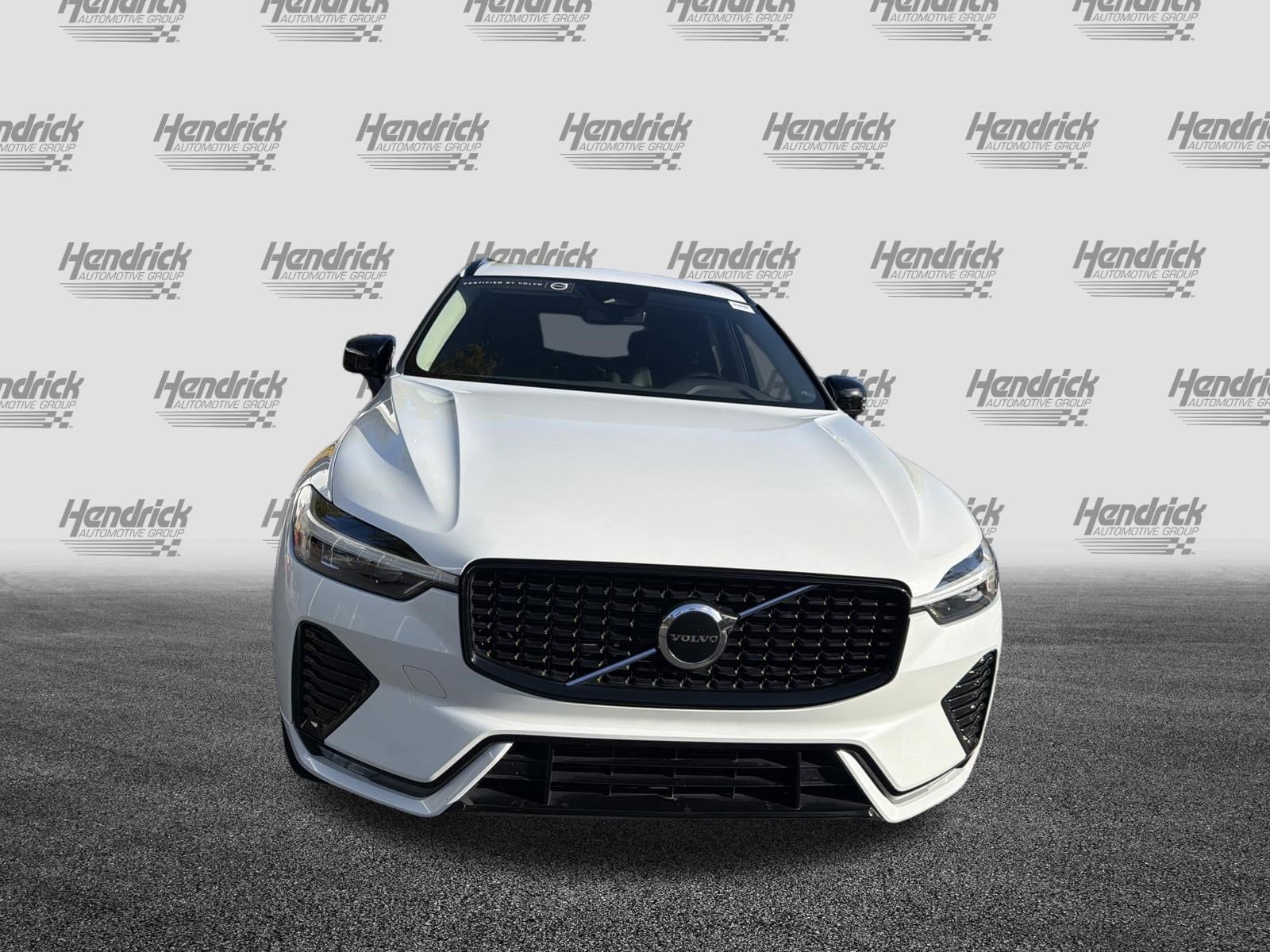 2024 Volvo XC60 Core Dark Theme photo 2