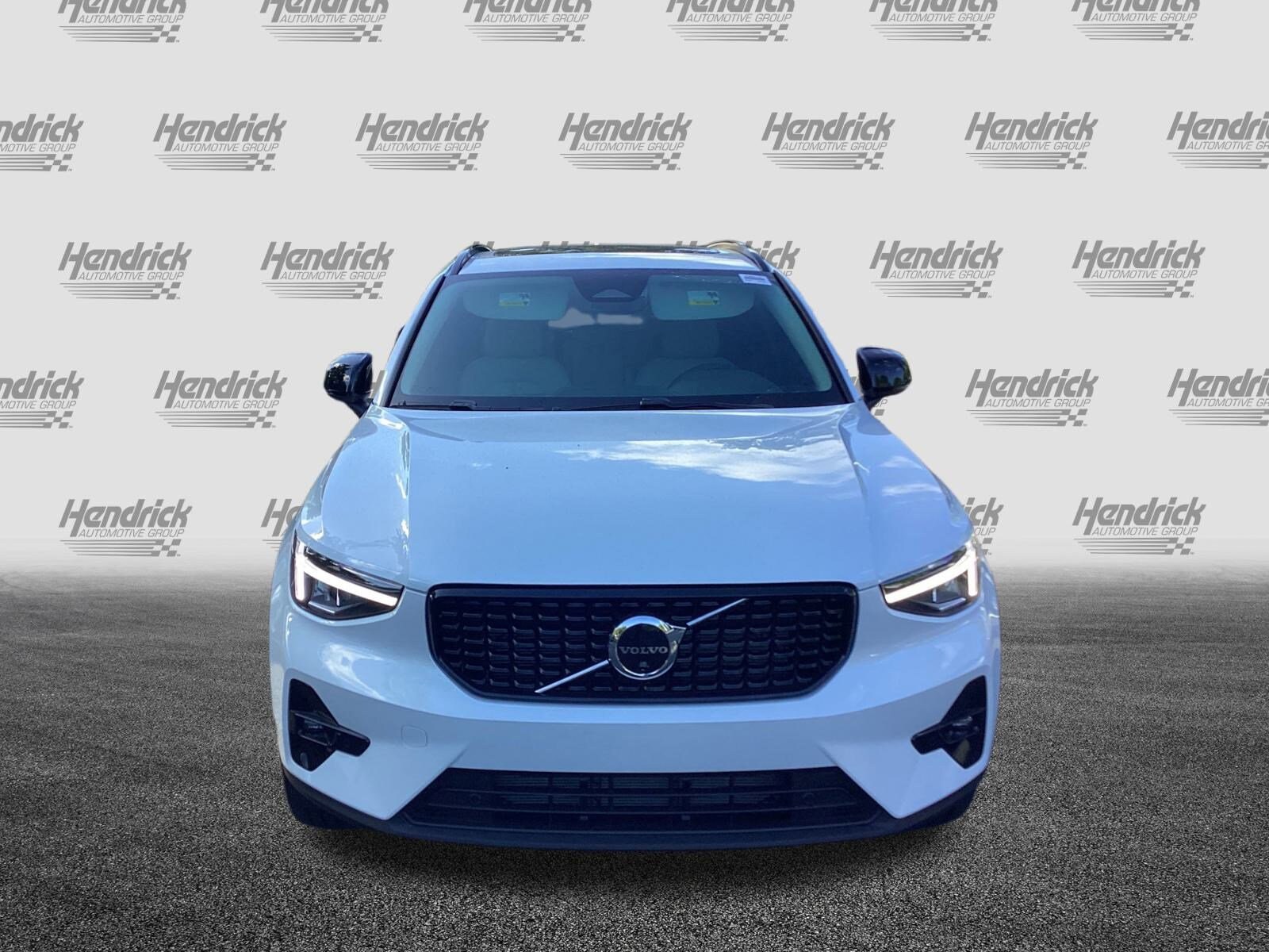2026 Volvo XC40 AWD Core photo 3