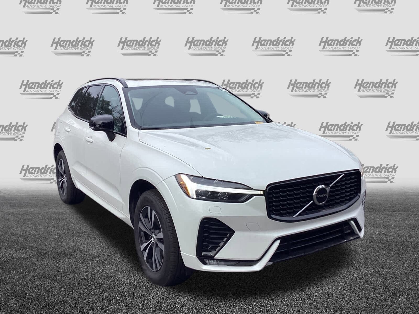 2025 Volvo XC60 Core photo 3