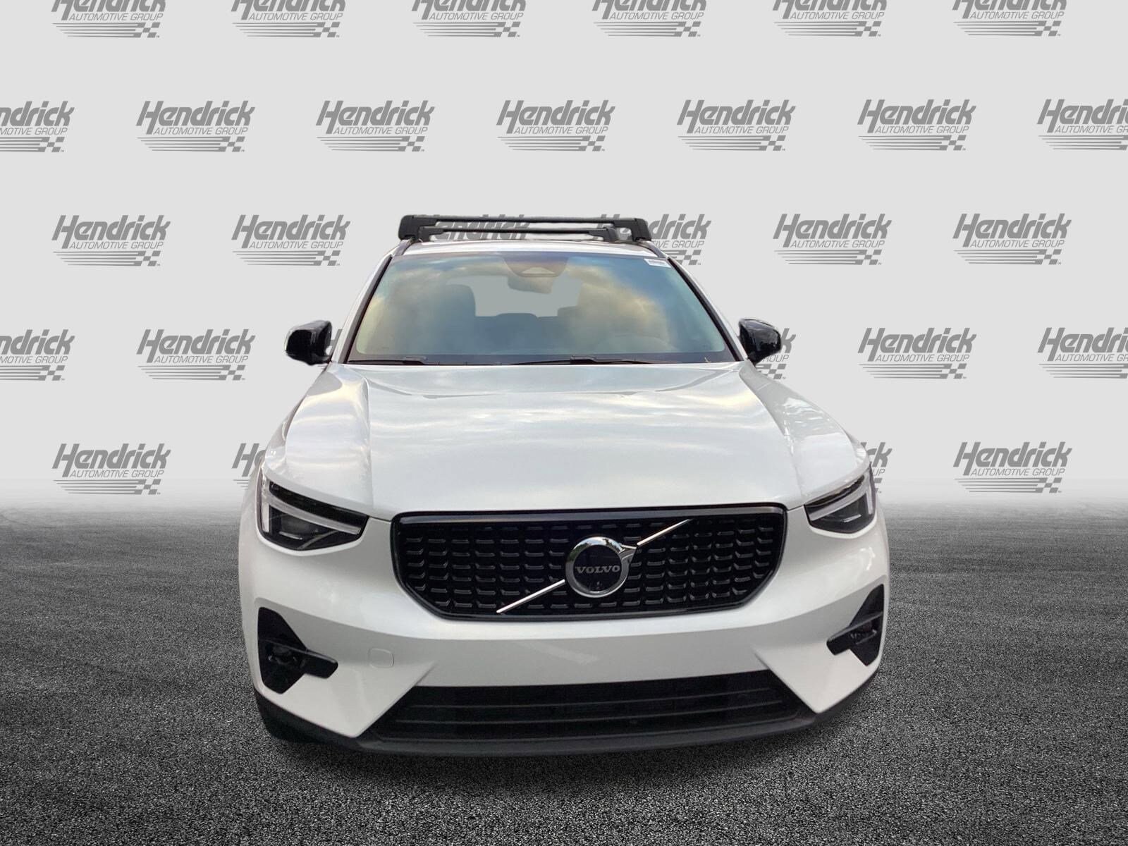 2026 Volvo XC40 Plus photo 3