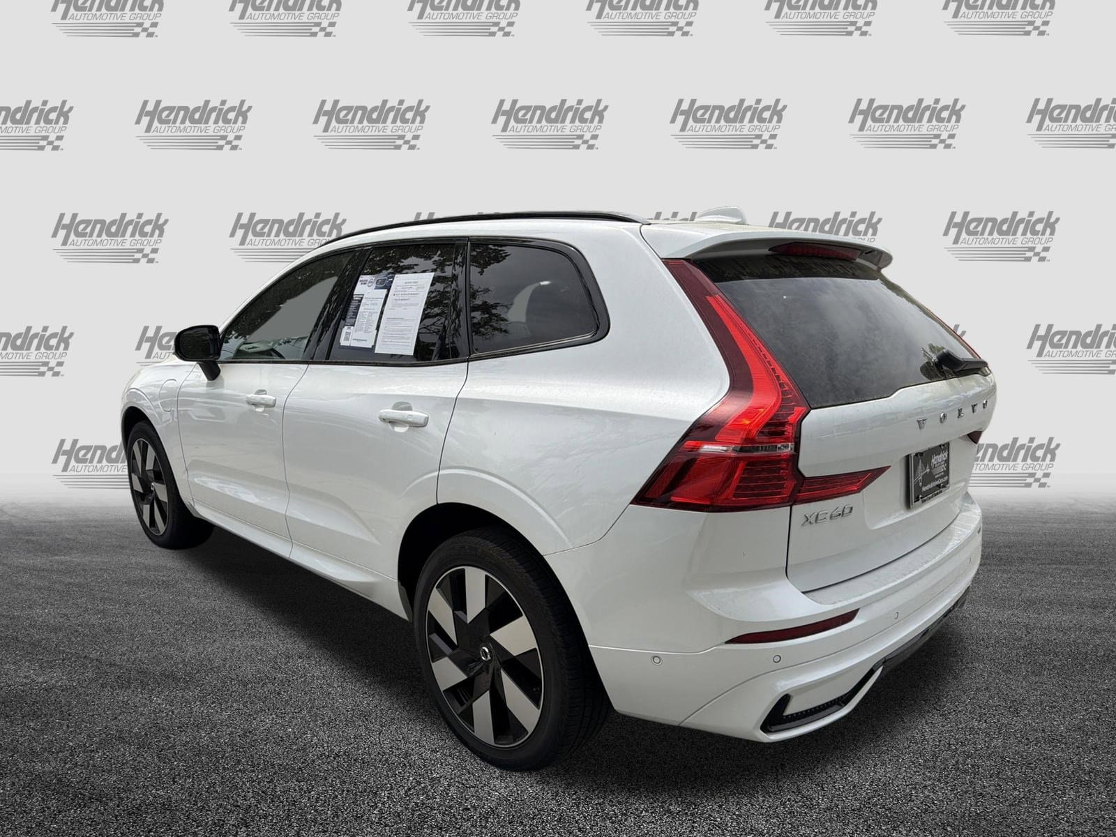 2024 Volvo XC60 Recharge Plug-In Hybrid Plus Dark Theme photo 3