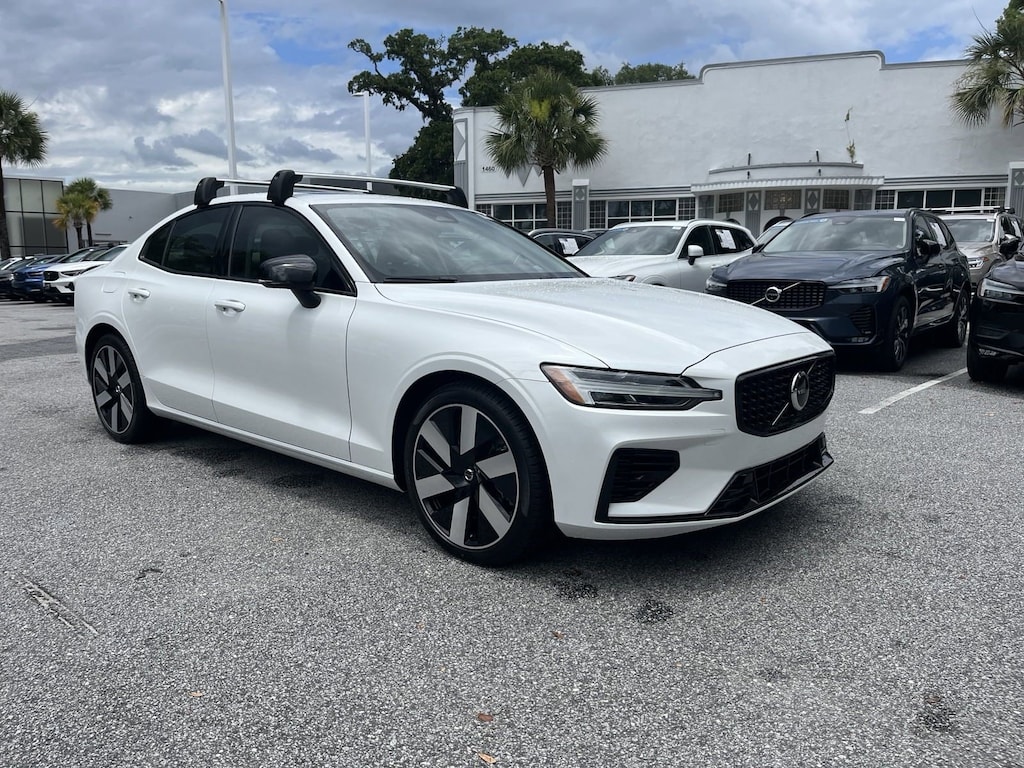 New 2024 Volvo S60 Recharge Plug-In Hybrid Core Dark Theme Sedan