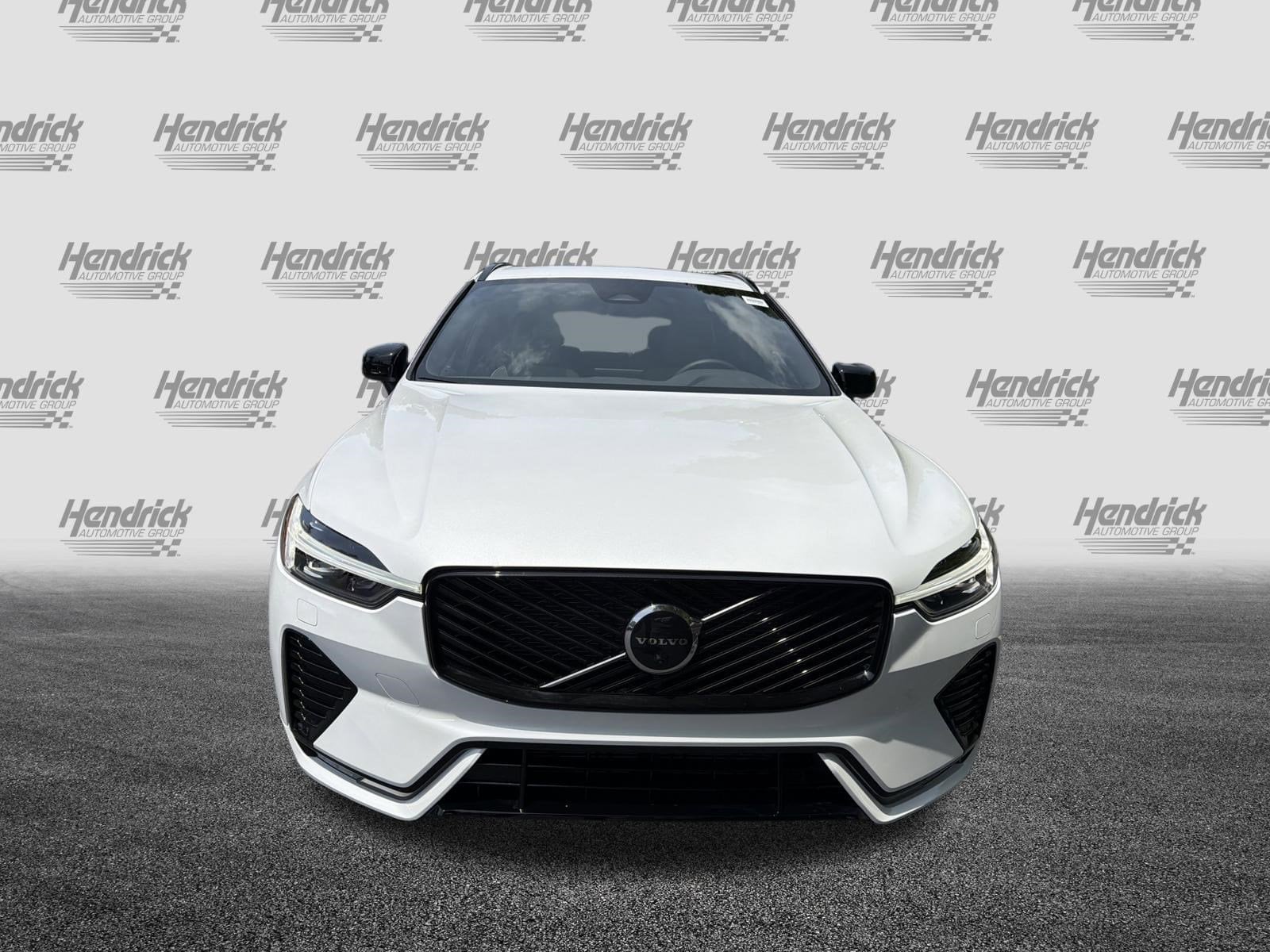 2026 Volvo XC60 Plus photo 2