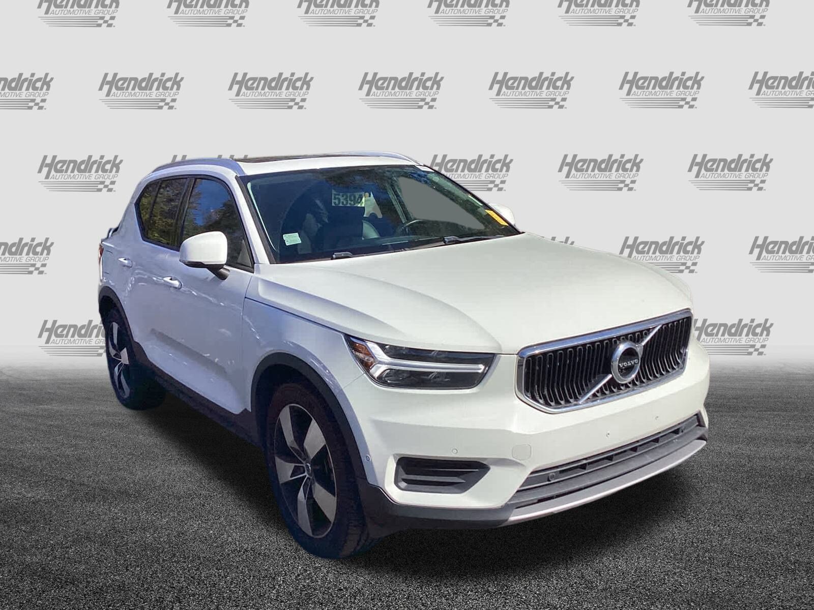 2019 Volvo XC40 Momentum photo 2