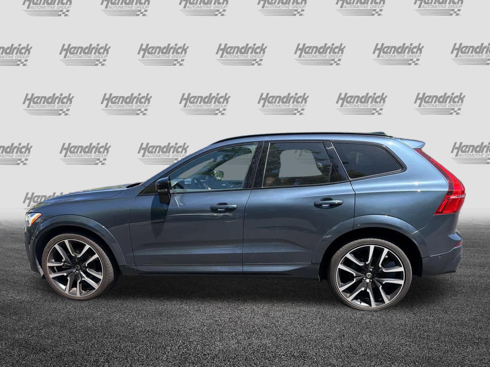 2023 Volvo XC60 Ultimate Dark Theme photo 3