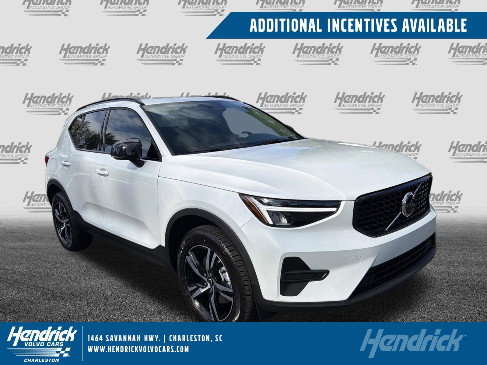 2026 Volvo XC40 B4 Core Dark FWD's photo