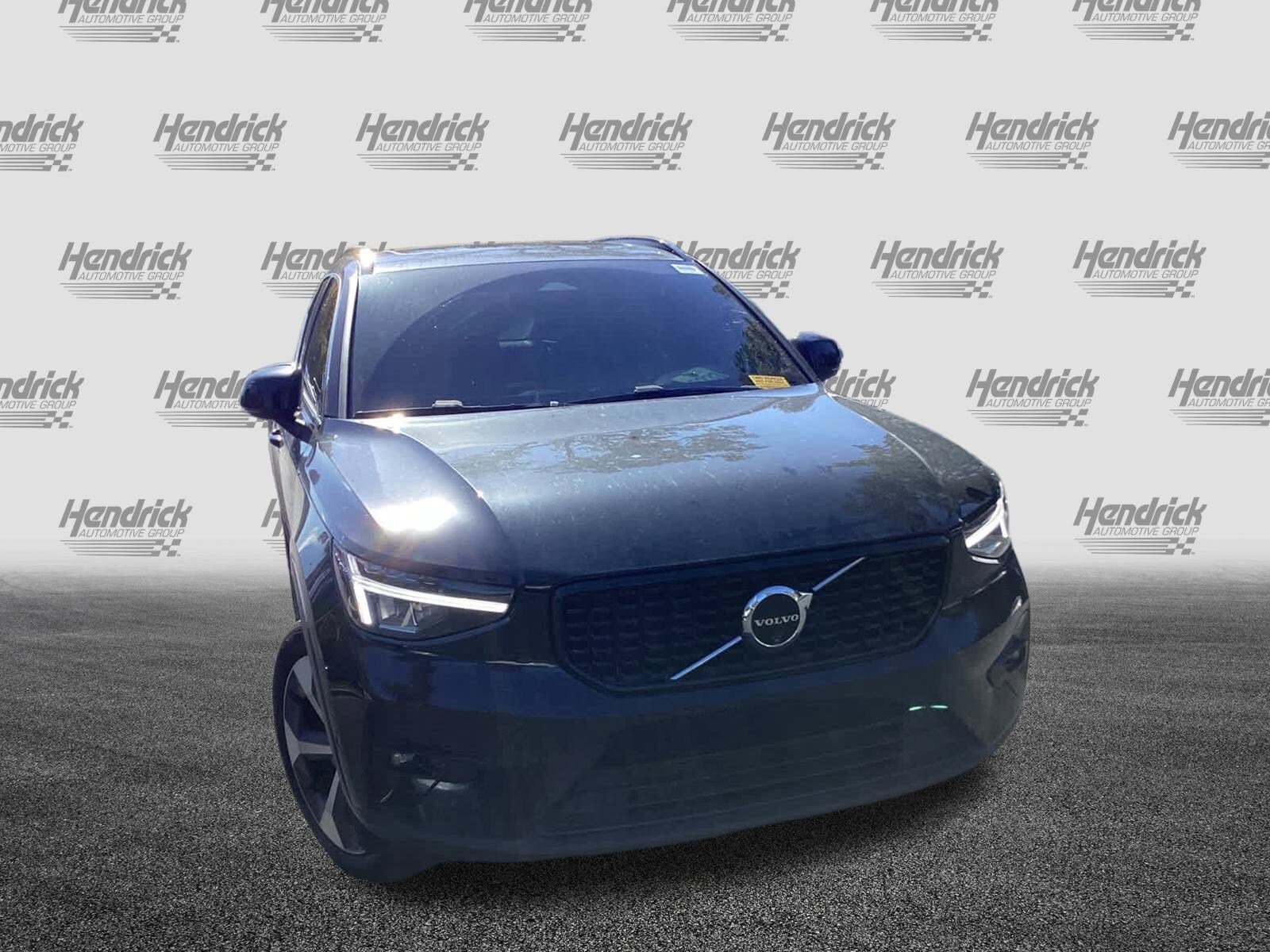 2025 Volvo XC40 Plus photo 2