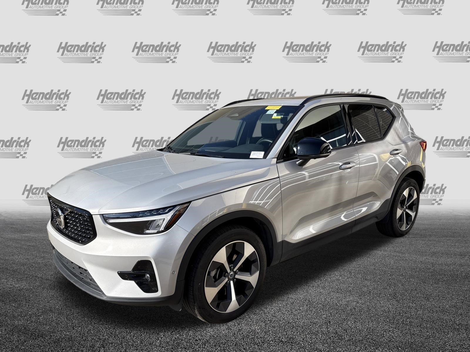 2025 Volvo XC40 Plus Dark Theme photo 4