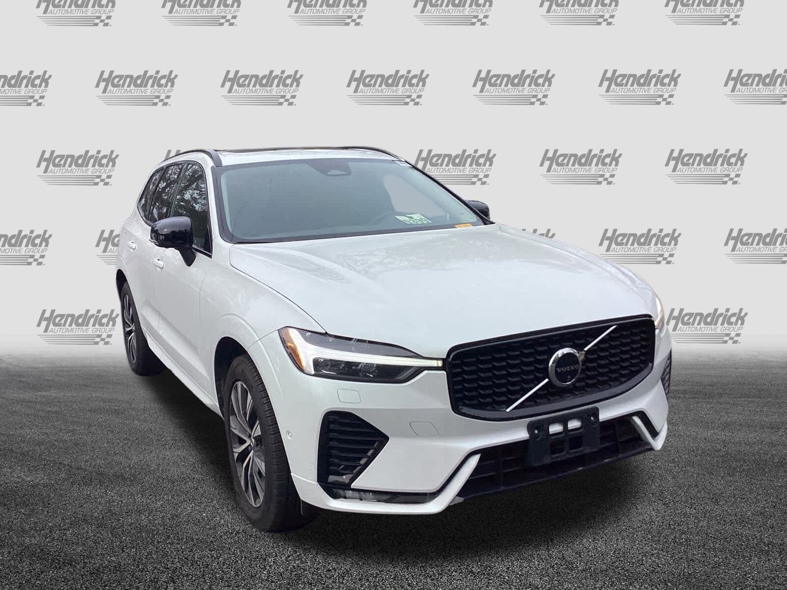 2025 Volvo XC60 Plus photo 3