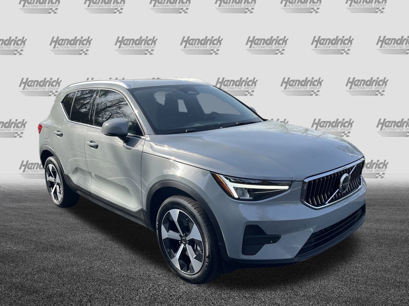 2025 Volvo XC40 Core photo 2
