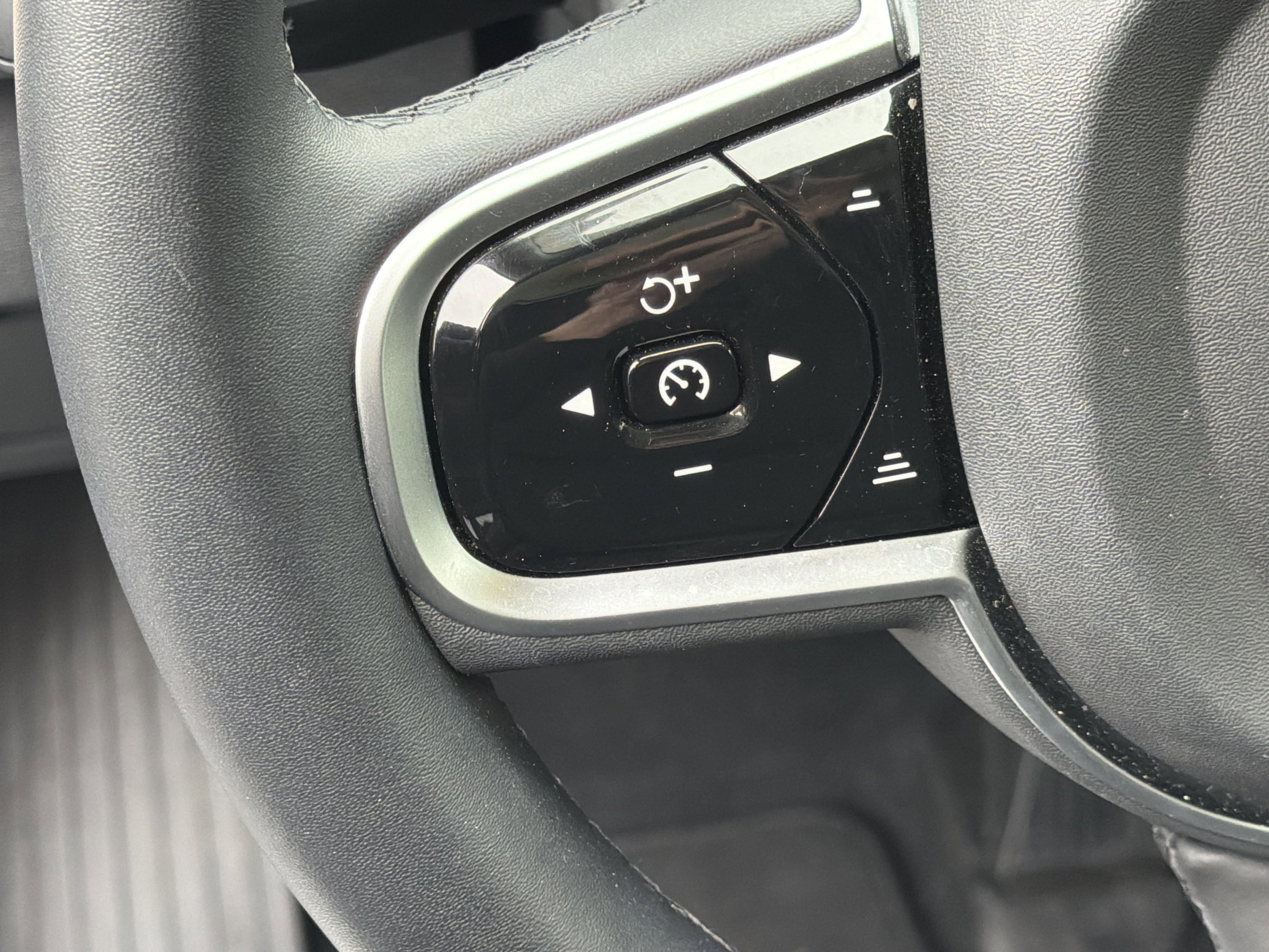 2025 Volvo XC90 Plus photo 5