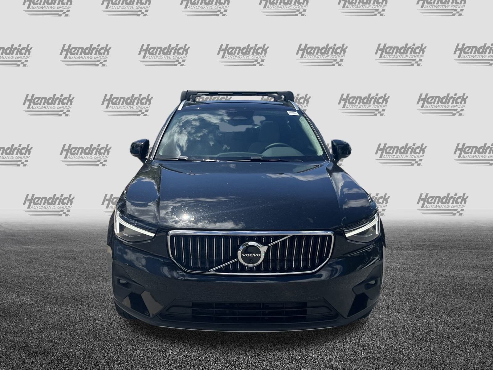 2025 Volvo XC40 photo 3