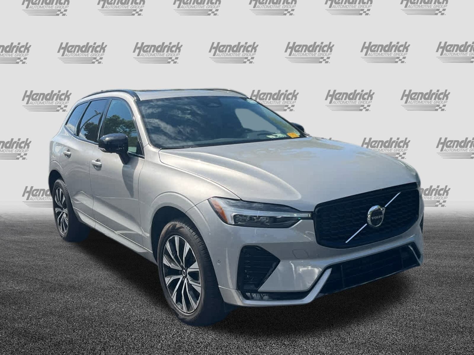 2025 Volvo XC60 Plus photo 2