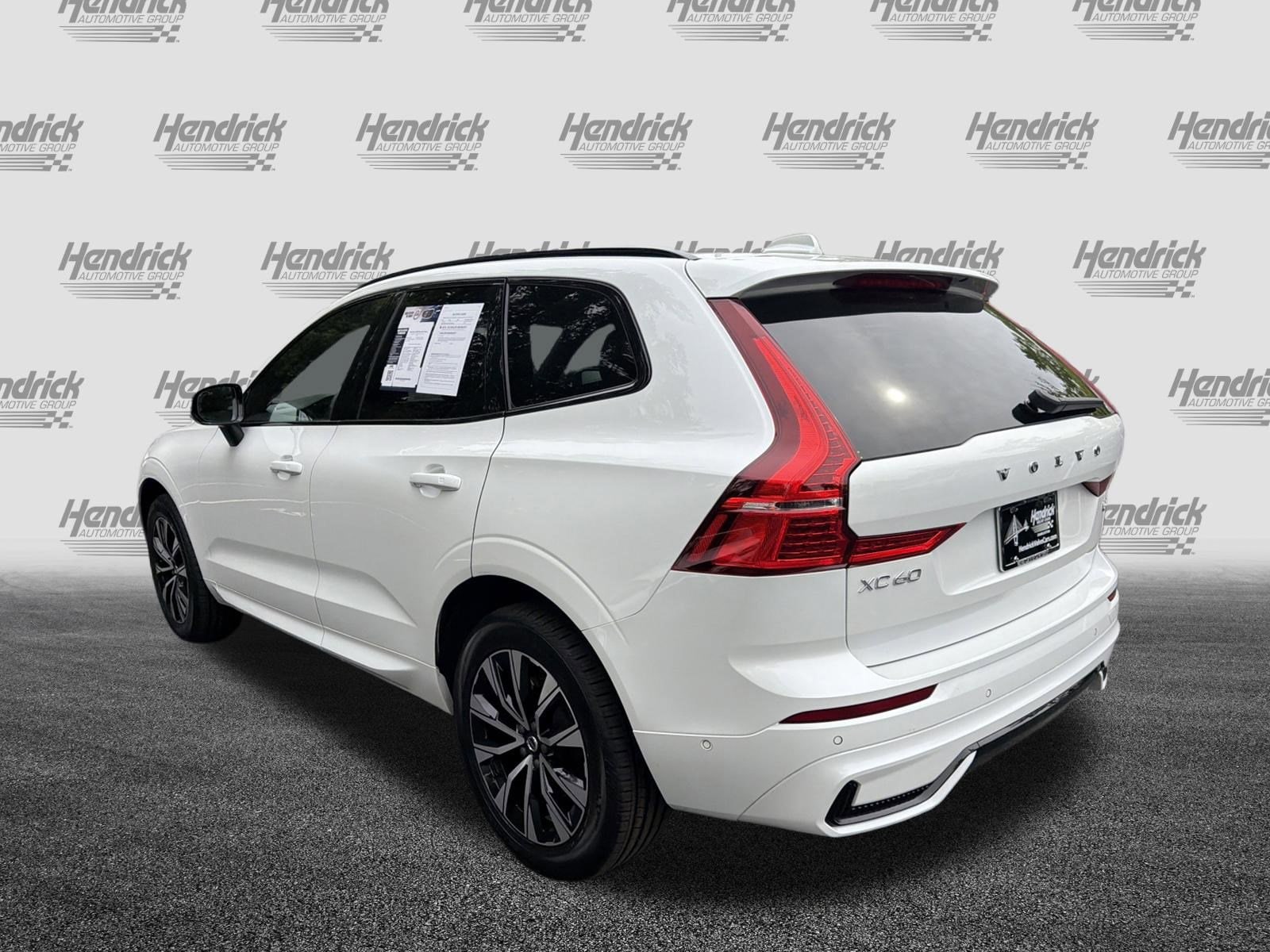 2024 Volvo XC60 Plus Dark Theme photo 3