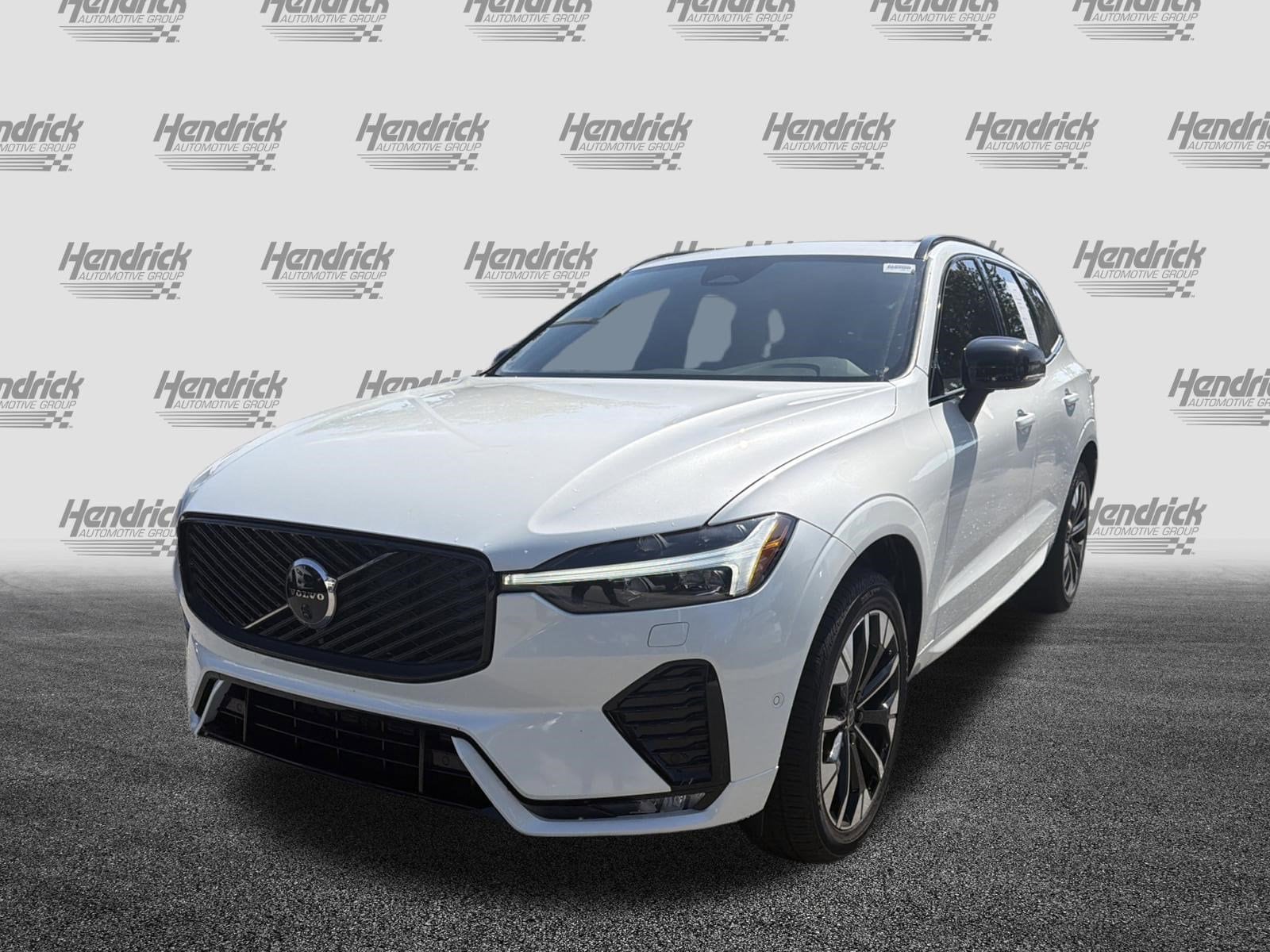 2026 Volvo XC60 Plus photo 4